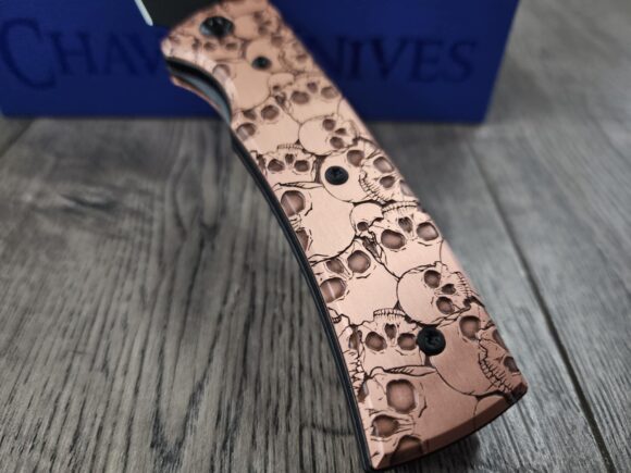 Chaves Redencion 229 - Skulls - Relief Engraved Copper Scales - Complete Knife - 4 Blade Styles - New In Box - Image 3