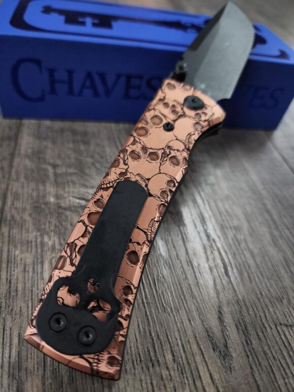 Chaves Redencion 229 - Skulls - Relief Engraved Copper Scales - Complete Knife - 4 Blade Styles - New In Box - Image 2